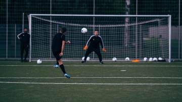 鲁尼炮轰英超拉扯头发判罚规则荒唐，乔哈特指更过激对抗未受罚｜悦盈体育首页（配图示意）